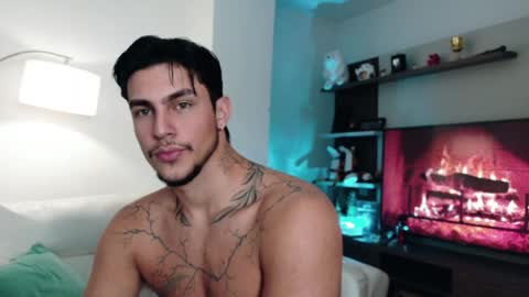 Snapshot of axelblack7 chatting on April 2, 6:33 am axelblack7 online show from April 2, 6:33 am