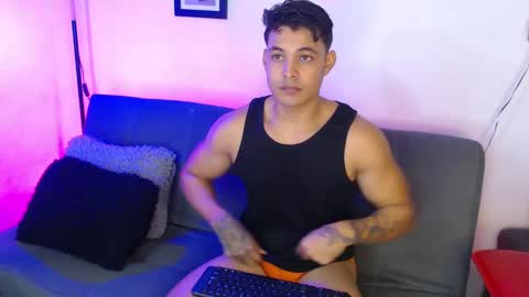 Snapshot of axell_dior chatting on December 15, 2:30 am axell online show from December 15, 2:30 am