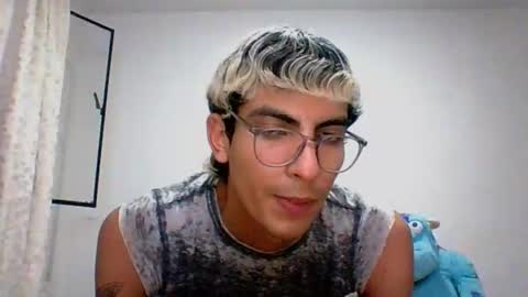 Snapshot of axellatino_ chatting on December 6, 6:15 am Axel online show from December 6, 6:15 am