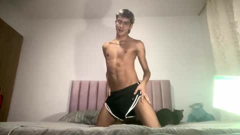 Snapshot of axellatino_ chatting on January 2, 3:26 am Axel online show from January 2, 3:26 am