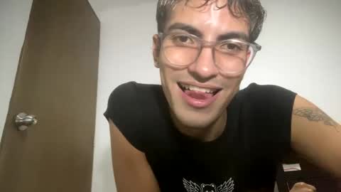 Snapshot of axellatino_ chatting on January 23, 12:35 am Axel online show from January 23, 12:35 am