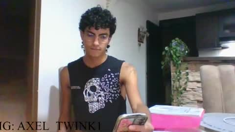Snapshot of axellatino_ chatting on October 20, 1:39 am Axel online show from October 20, 1:39 am