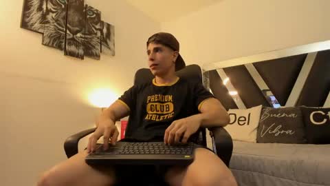 Snapshot of axelmartinezz chatting on April 22, 8:43 pm axelmartinezz online show from April 22, 8:43 pm