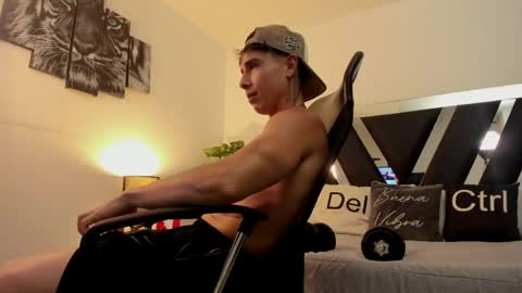 Snapshot of axelmartinezz chatting on May 6, 11:54 pm axelmartinezz online show from May 6, 11:54 pm