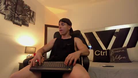 Snapshot of axelmartinezz chatting on June 19, 9:51 pm axelmartinezz online show from June 19, 9:51 pm