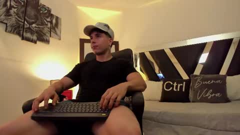 Snapshot of axelmartinezz chatting on July 2, 9:54 pm axelmartinezz online show from July 2, 9:54 pm