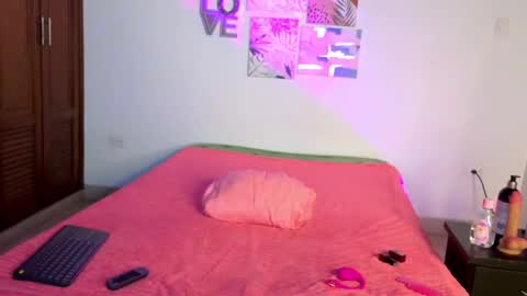 Snapshot of aylah_beckham chatting on April 18, 11:47 am aylah_beckham online show from April 18, 11:47 am