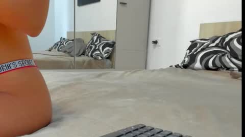 Snapshot of aylinhazell chatting on September 22, 4:47 am Aylinhazel online show from September 22, 4:47 am