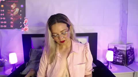 Snapshot of azaahara_ chatting on May 6, 2:22 pm Azahara online show from May 6, 2:22 pm