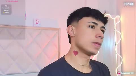aziel_tay online show from October 17, 11:35 am