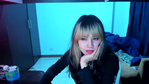 Snapshot of azu_moure chatting on January 6, 4:47 am Azu Moure online show from January 6, 4:47 am