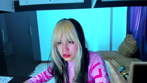 Snapshot of azu_moure chatting on February 2, 2:24 pm Azu Moure online show from February 2, 2:24 pm