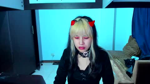 Snapshot of azu_moure chatting on February 15, 8:22 am Azu Moure online show from February 15, 8:22 am