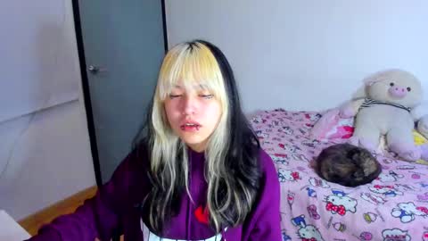 Snapshot of azu_moure chatting on March 9, 8:18 am Azu Moure online show from March 9, 8:18 am