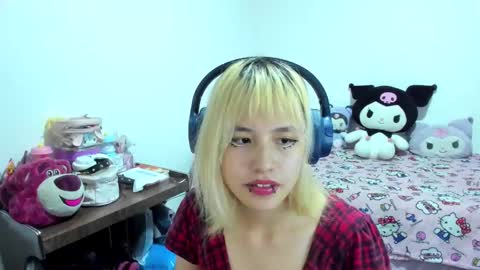 Snapshot of azu_moure chatting on September 12, 6:24 am Azu Moure online show from September 12, 6:24 am