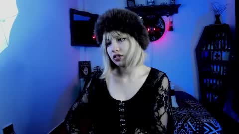Snapshot of azu_moure chatting on October 16, 10:33 pm Azu Moure online show from October 16, 10:33 pm