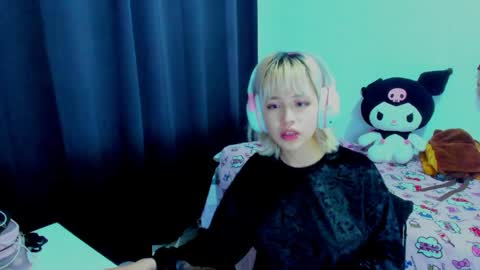 Snapshot of azu_moure chatting on May 19, 4:19 am Azu Moure online show from May 19, 4:19 am
