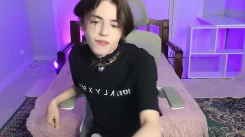 Snapshot of b0y_fantasy chatting on December 23, 5:54 pm Elios online show from December 23, 5:54 pm