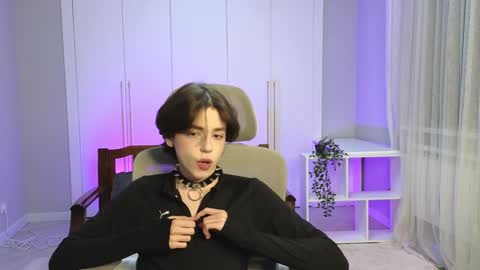 Snapshot of b0y_fantasy chatting on December 24, 3:58 pm Elios online show from December 24, 3:58 pm