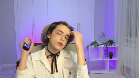 Snapshot of b0y_fantasy chatting on December 25, 3:28 pm Elios online show from December 25, 3:28 pm