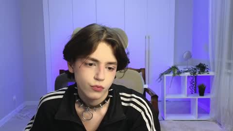 Snapshot of b0y_fantasy chatting on December 26, 4:14 pm Elios online show from December 26, 4:14 pm