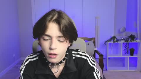 Snapshot of b0y_fantasy chatting on December 26, 7:16 pm Elios online show from December 26, 7:16 pm