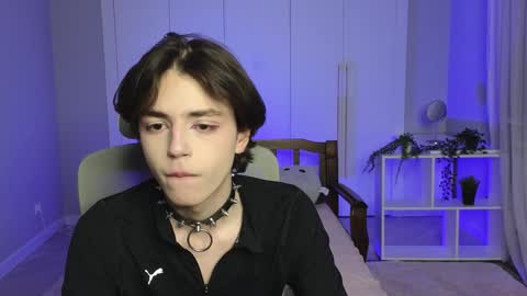 Snapshot of b0y_fantasy chatting on December 27, 9:54 pm Elios online show from December 27, 9:54 pm