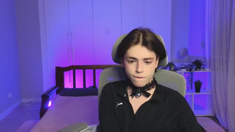 Snapshot of b0y_fantasy chatting on December 28, 7:11 pm Elios online show from December 28, 7:11 pm