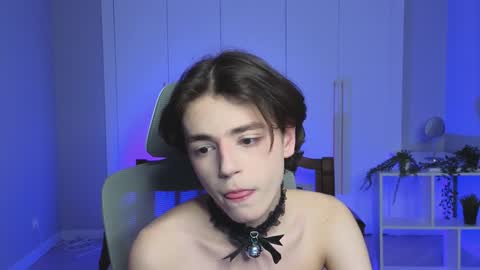 Snapshot of b0y_fantasy chatting on December 28, 10:13 pm Elios online show from December 28, 10:13 pm