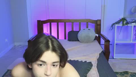 Snapshot of b0y_fantasy chatting on December 29, 1:24 am Elios online show from December 29, 1:24 am