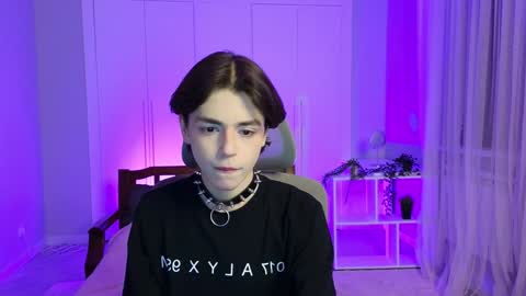 Snapshot of b0y_fantasy chatting on December 29, 6:27 pm Elios online show from December 29, 6:27 pm