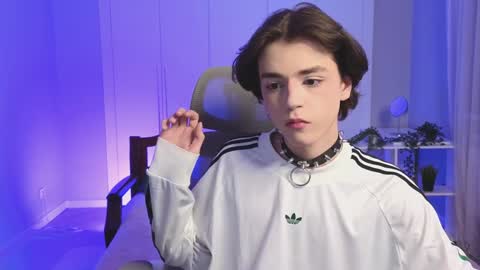 Snapshot of b0y_fantasy chatting on January 3, 6:35 pm Elios online show from January 3, 6:35 pm