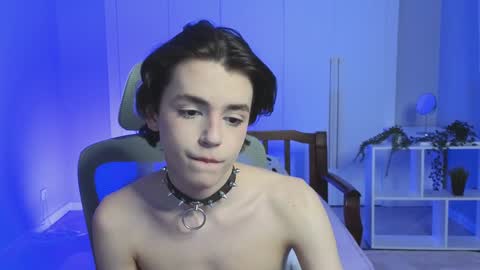 Snapshot of b0y_fantasy chatting on January 3, 9:36 pm Elios online show from January 3, 9:36 pm