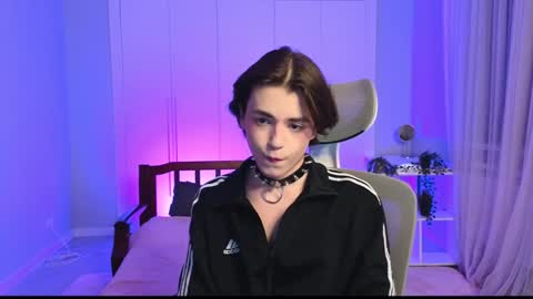 Snapshot of b0y_fantasy chatting on January 6, 6:52 pm Elios online show from January 6, 6:52 pm