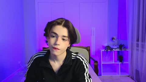 Snapshot of b0y_fantasy chatting on January 11, 6:33 pm Elios online show from January 11, 6:33 pm