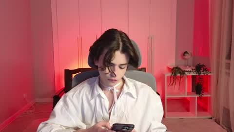 Snapshot of b0y_fantasy chatting on January 12, 6:59 pm Elios online show from January 12, 6:59 pm