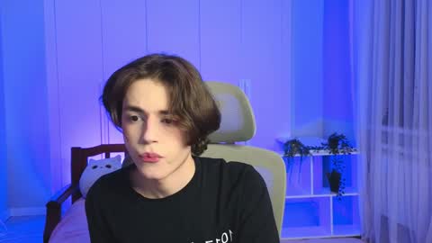 Snapshot of b0y_fantasy chatting on January 13, 7:31 pm Elios online show from January 13, 7:31 pm