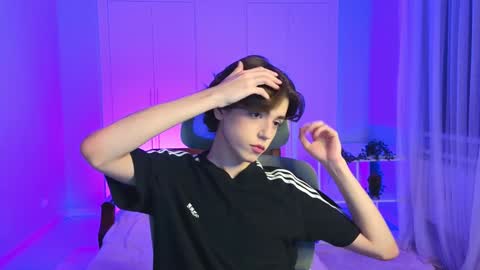 Snapshot of b0y_fantasy chatting on January 15, 5:15 pm Elios online show from January 15, 5:15 pm