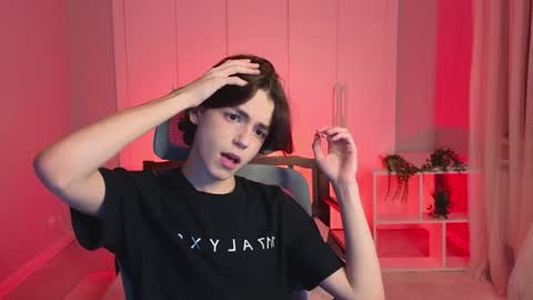 Snapshot of b0y_fantasy chatting on January 16, 5:33 pm Elios online show from January 16, 5:33 pm