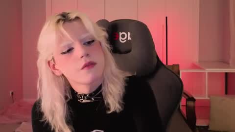 Snapshot of b0y_fantasy chatting on April 11, 6:56 pm Elios online show from April 11, 6:56 pm