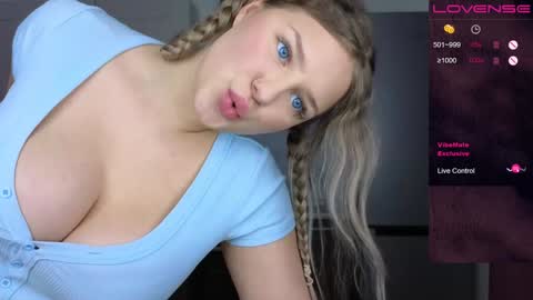 Bella Wooowww online show from December 2, 9:50 pm