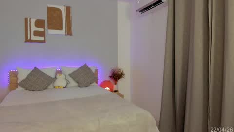 itzell  online show from April 23, 2:57 am