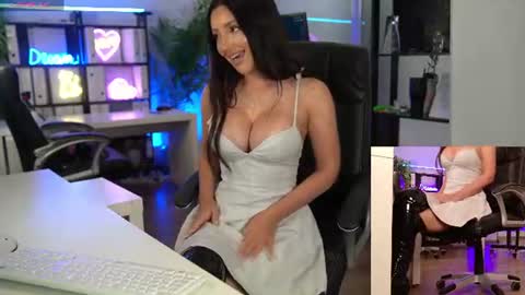 Snapshot of babesgowild chatting on July 10, 5:12 am Olivia and Lexi online show from July 10, 5:12 am