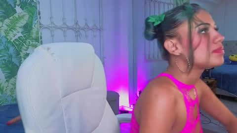 Snapshot of baby_julieta00 chatting on May 19, 4:41 am Julieta online show from May 19, 4:41 am