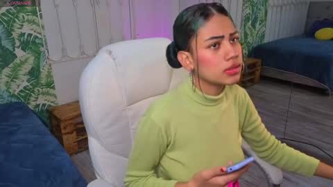 Snapshot of baby_julieta00 chatting on May 21, 11:28 am Julieta online show from May 21, 11:28 am