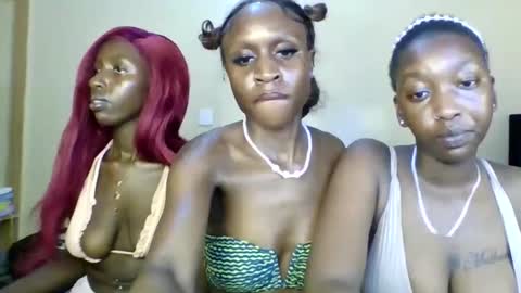 Snapshot of babydoll_230 chatting on April 28, 3:17 pm Babydoll 230 online show from April 28, 3:17 pm
