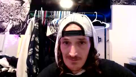 Snapshot of back2eden chatting on May 6, 6:19 am back2eden online show from May 6, 6:19 am