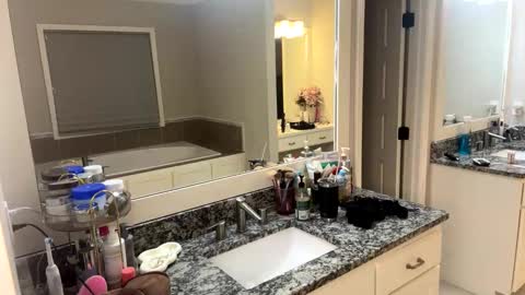 Snapshot of badboyson65 chatting on February 23, 5:01 am HotWifeFun32 online show from February 23, 5:01 am