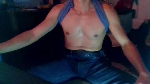 Snapshot of badhombremx chatting on February 4, 6:14 am Mexican livin Off the Wall online show from February 4, 6:14 am