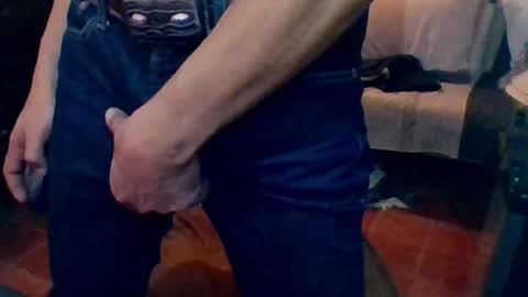 Snapshot of badhombremx chatting on February 10, 1:24 am Mexican livin Off the Wall online show from February 10, 1:24 am